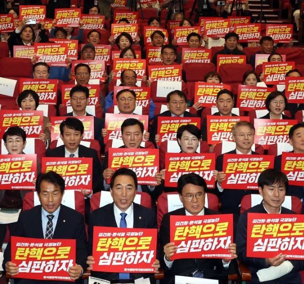 13일 국회 의원회관 대회의실에서 열린 윤석열탄핵국회의원연대 발족식에서 국회의원들이 구호를 외치고 있다. 앞줄 왼쪽부터 윤종오 진보당 원내대표, 박수현 더불어민주당 의원, 황운하 조국혁신당 원내대표, 한창민 사회민주당 대표. [사진출처=뉴시스]<br>