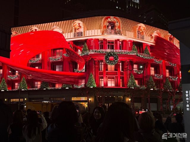 신세계백화점의 크리스마스 미디어 파사드를 구경하기 위해 많은 인파가 몰려있다.&nbsp;ⓒ투데이신문<br>