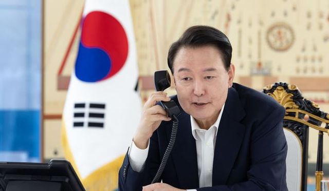 윤석열 대통령이 7일 서울 용산 대통령 관저에서 제47대 미국 대통령 선거에서 당선된 도널드 트럼프 미국 대통령 당선인에게 축하 전화 통화를 하고 있다. [사진출처=뉴시스]