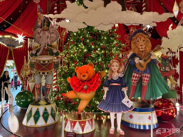 현대백화점은 크리스마스 시즌을 맞아 더현대 서울 5층 사운즈 포레스트에서 서커스 마을 테마를 연출하고 있다. ⓒ투데이신문