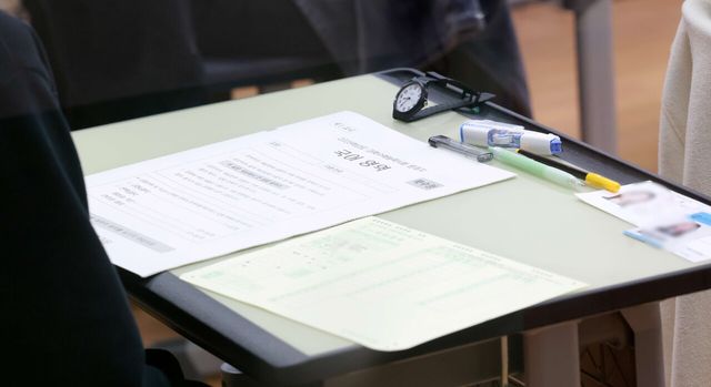 14일 오전 서울의 한 2025학년도 대학수학능력시험 고사장에서 수험생이 국어 영역 시험을 준비하고 있다. [사진 제공=뉴시스]