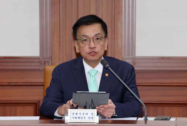 최상목 경제부총리 겸 기획재정부 장관이 14일 서울 종로구 정부서울청사에서 열린 경제관계장관회의에서 발언하고 있는 모습. [사진출처=뉴시스]