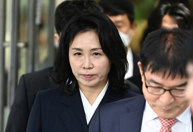 더불어민주당 이재명 대표의 배우자 김혜경씨가 14일 경기도 수원시 영통구 수원지방법원에서 진행된 공직선거법위반 혐의 1심 선거 공판을 마친 뒤 법원을 벗어나고 있다. [사진제공=뉴시스]<br>