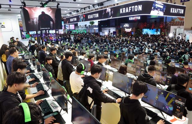 14일 ‘지스타 2024’ 제1전시장을 찾은 관람객들이 신작 게임을 즐기고 있다. [사진제공=뉴시스]