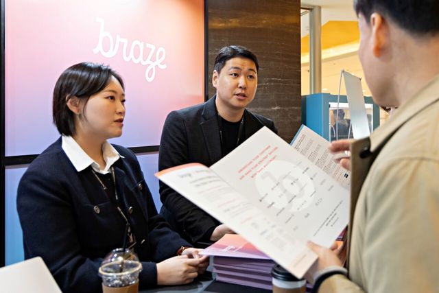 CJ올리브네트웍스는 브레이즈의 국내 공식 리셀링 파트너다. 데이터마케팅 컨퍼런스 ‘The MAXONOMY’ 행사 부스에서 브레이즈 솔루션에 대해 설명하고 있다. [사진제공=CJ올리브네트웍스]