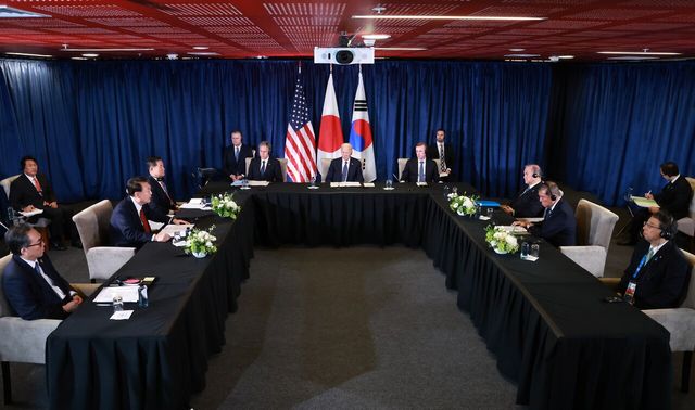 한미일 정상이 15일(현지시각) 페루에서 북러 간 군사 협력을 강력 규탄하며 공동 성명을 채택했다. [사진 출처=뉴시스]