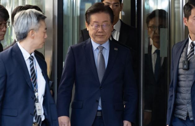 더불어민주당 이재명 대표가 지난 15일 서울 서초구 서울중앙지방법원에서 열린 공직선거법 위반 사건 관련 1심 선고 재판에서 징역 1년에 집행유예 2년을 선고받은 뒤 법원을 나서고 있다. [사진출처=뉴시스]<br>