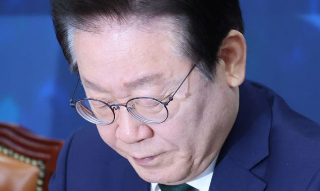 더불어민주당 이재명 대표가 18일 오전 서울 여의도 국회에서 열린 최고위원회의에서 잠시 생각에 잠겨 있다.[사진출처=뉴시스]<br>