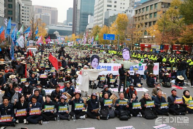 20일 서울 숭례문 앞에서 열린 전국농민대회에 참여한 농민들이 구호를 외치고 있다. ⓒ투데이신문