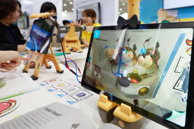 서울 강남구 코엑스에서 열린 에듀테크 코리아 페어에서 AR 학습 도구가 전시돼 있다. [사진제공=뉴시스]