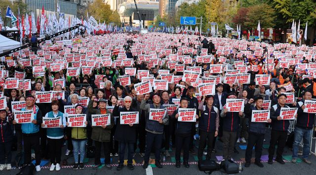 민주노총 양경수 위원장 등이 지난 9일 서울 세종대로에서 윤석열정권 퇴진 운동본부와 민주노총이 주최한 ‘2024 전태일열사 정신계승 전국노동자대회·1차 퇴진 총궐기’에 참석해 있다. [사진제공=뉴시스]<br>