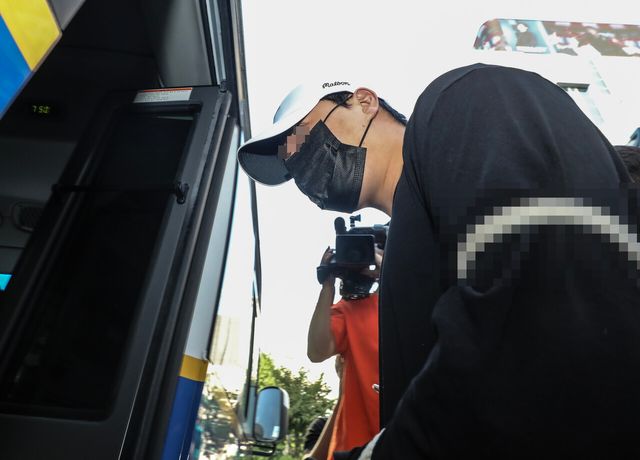 정신성의약품을 투약한 상태로 롤스로이스 차량을 몰다 행인을 치어 사망에 이르게 한 20대 남성 신모씨가 지난해 8월 18일 서울 강남구 강남경찰서에서 검찰로 송치되고 있다. [사진제공=뉴시스]<br>