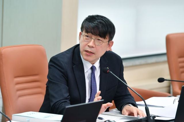 서울특별시의회 보건복지위원회 이병도 의원이 제327회 정례회 시민건강국 행정사무감사에서 질의하고 있다.[사진제공=서울시의회]<br>