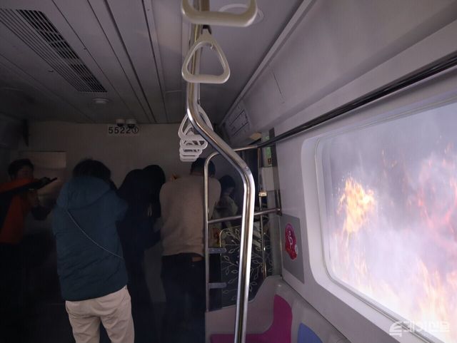 체험자들이 화재가 간 지하철 공간에서 대피하고 있다. ⓒ투데이신문