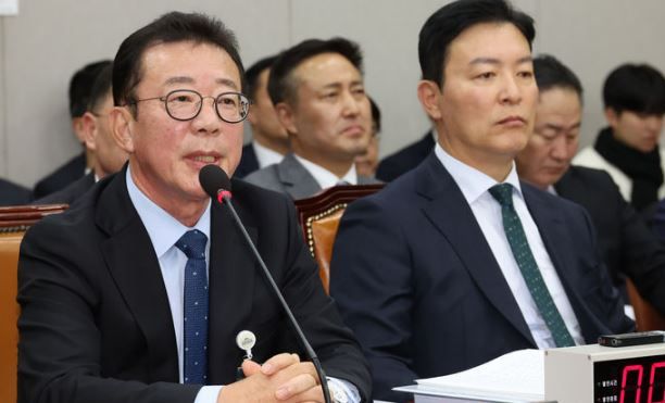 홍철호(왼쪽) 대통령실 정무수석이 지난 19일 오후 서울 여의도 국회에서 열린 운영위원회 전체회의에서 의원 질의에 답변하고 있다. [사진출처=뉴시스]<br>