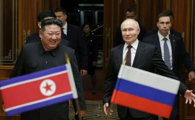 라디미르 푸틴 러시아 대통령(오른쪽)이 지난 6월 19일 새벽 북한 평양의 순안국제공항에 도착해 영접 나온 김정은 북한 국무위원장과 함께 공항 밖으로 나오고 있다.[사진출처=뉴시스]