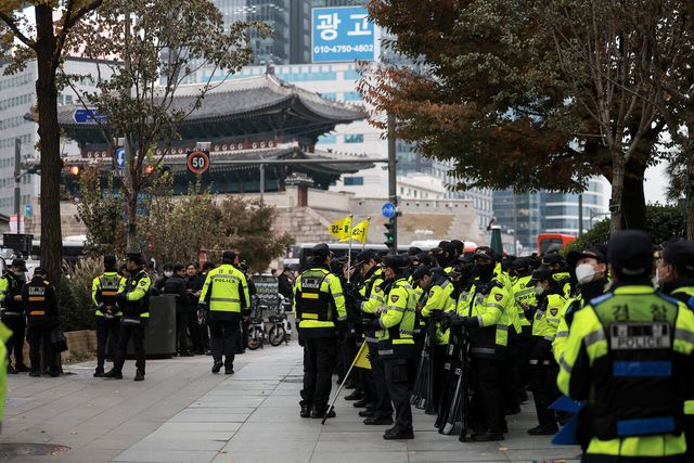 지난 20일 서울 중구 숭례문 앞에서 진행된 '농업파괴 농민말살 윤석열 퇴진 전국농민대회 및 2차 퇴진 총궐기 집회장소 근처에 경찰병력이 배치돼 있다. [사진제공=뉴시스]