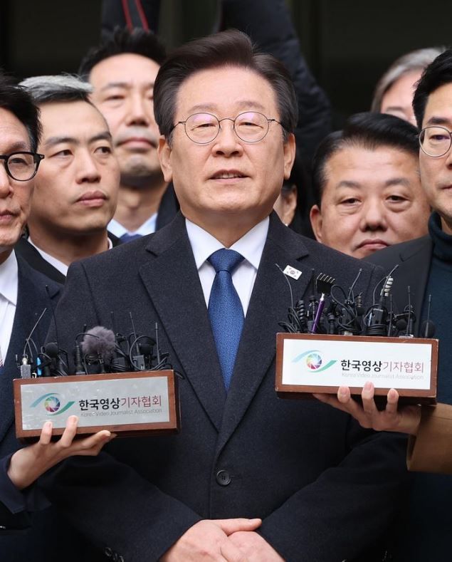 더불어민주당 이재명 대표가 25일 서울 서초구 중앙지방법원에서 위증교사 혐의 재판 1심 선고 무죄 판결을 받은 후 법원을 나서고 있다. [사진출처=뉴시스]<br>