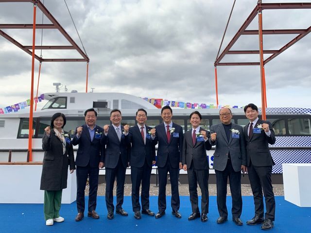 서울특별시의회 주택공간위원회가 지난 25일&nbsp;수상 대중교통 ‘한강버스’ 진수식에 참여했다.[사진제공=서울시의회]<br>