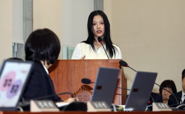 그룹 '뉴진스' 멤버 하니가 지난달 15일 서울 여의도 국회에서 열린 환경노동위원회의 국정감사에 참고인으로 출석해 발언하고 있다. [사진제공=뉴시스]
