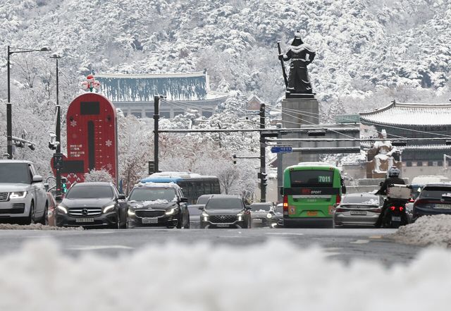 밤사이 내린 폭설로 27일 서울 중구 세종대로에 눈이 쌓여 있는 모습. [사진제공=뉴시스]