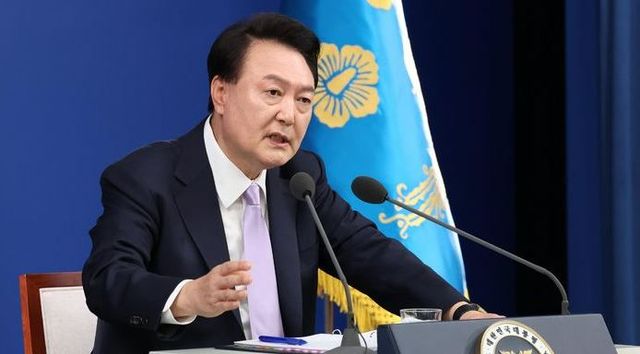 윤석열 대통령이 지난 7일 서울 용산 대통령실 청사에서 대국민 담화 및 기자회견을 하며 기자들의 질문에 답하고 있다.[사진출처=뉴시스]