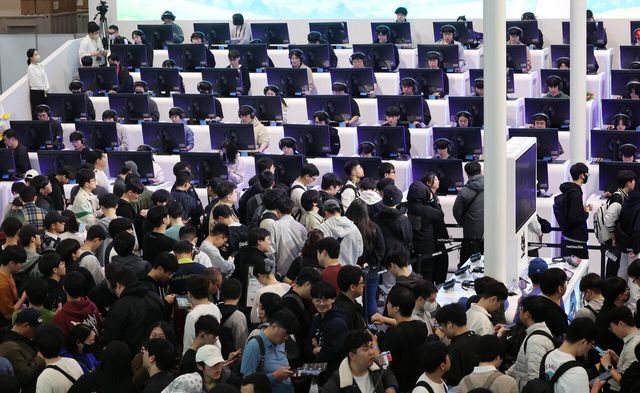 지스타 2024가 개막한 14일 부산 해운대구 벡스코 제1전시장을 찾은 관람객들이 신작 게임을 즐기고 있다. [사진제공=뉴시스]