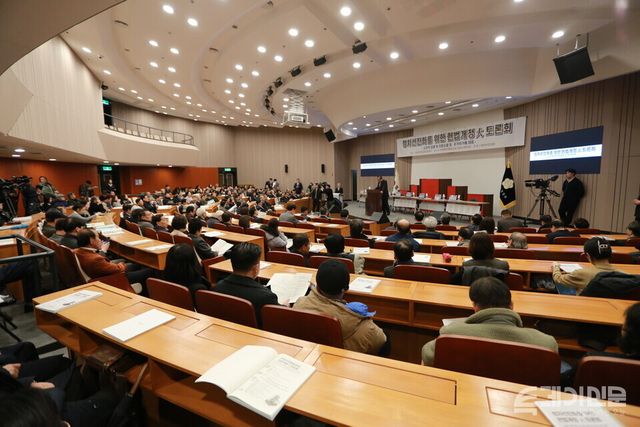 대한민국헌정회가 27일 서울 여의도 국회박물관 대강당에서 정치선진화를 위한 헌법개정 대토론회를 진행하고 있다. ⓒ투데이신문