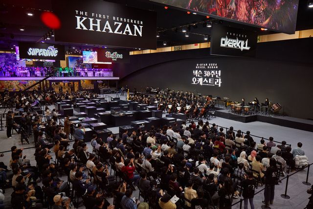 지스타 2024 넥슨관 부스에서 넥슨 30주년 오케스트라를 선보이고 있다. [사진제공=넥슨]