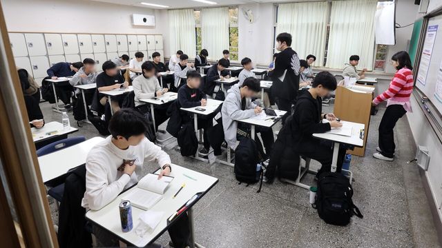 2025학년도 대학수학능력시험(수능)이 치러진 지난 14일 서울 서초구 소재 한 고등학교에 마련된 고사장에서 수험생들이 자리에 앉아있다. [사진제공=뉴시스]<br>