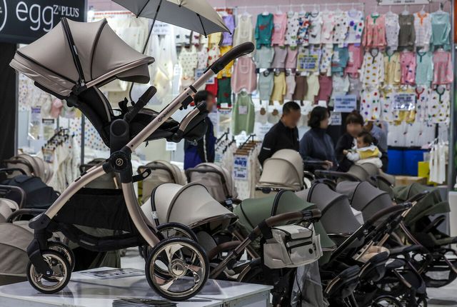 지난 10월 20일 서울 강남구 세텍에서 진행된 ‘2024 서울 하이베이비페어’를 찾은 방문객들이 육아용품을 둘러보고 있다. [사진제공=뉴시스]<br>