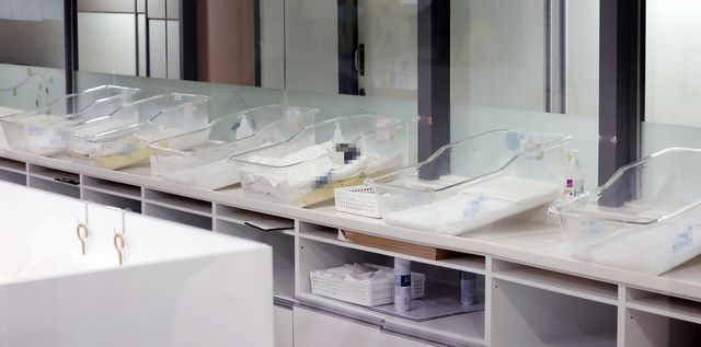 지난 4월 24일 서울 소재 모 산후조리원 신생아실 내부. [사진제공=뉴시스]