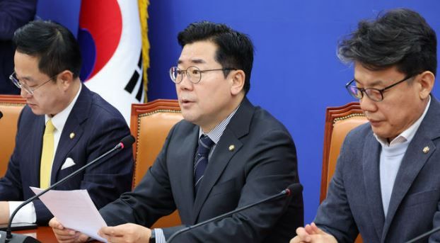 더불어민주당 박찬대(가운데) 원내대표가 28일 오전 서울 여의도 국회에서 열린 정책조정회의에서 발언하고 있다. [사진출처=뉴시스]<br>