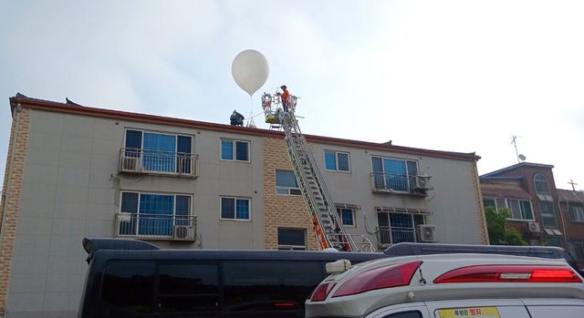 지난 6월 9일 소방대원들이 인천시 미추홀구 소재 모 빌라 옥상에 떨어진 북한이 날려 보낸 오물 풍선을 수거하고 있다. [사진출처=뉴시스]