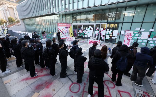 동덕여대 측이 남녀공학 전환을 논의한 것으로 알려진 가운데 지난 12일 서울 성북구에 위치한 동덕여자대학교 동덕 100주년 기념관 앞에서 학생들이 남녀공학 전환 논의를 규탄하고 있다. [사진제공=뉴시스]