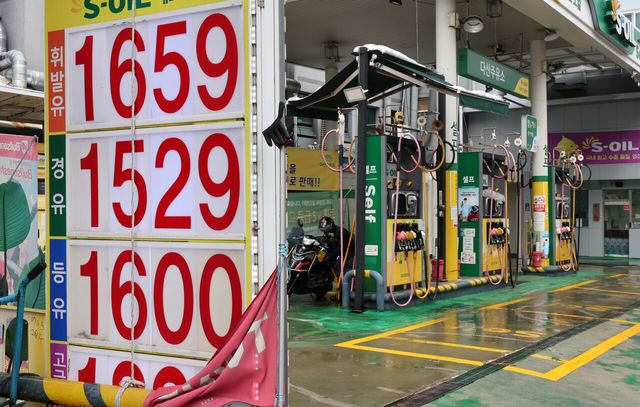 지난 28일 서울 시내의 한 주유소에 유가정보가 표시돼 있다. [사진제공=뉴시스]