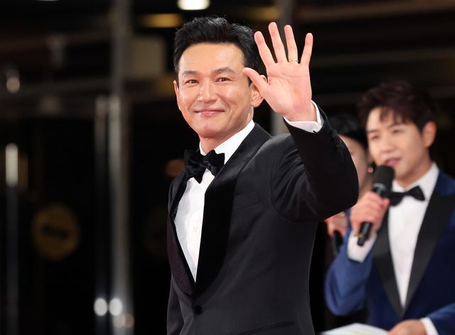 배우 황정민이 지난 29일 서울시 영등포구 여의도 KBS홀에서 열린 제45회 청룡영화상에 참석하고 있다. [사진제공=뉴시스]