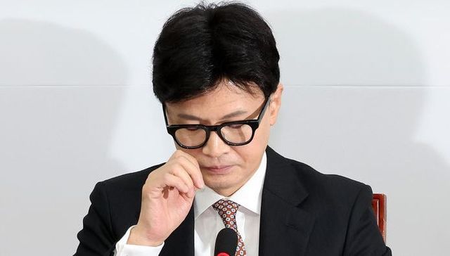 국민의힘 한동훈 대표가 4일 오전 서울 여의도 국회에서 열린 최고위원회의에서 발언하다 잠시 안경을 고쳐 쓰고 있다.[사진출처=뉴시스]<br>