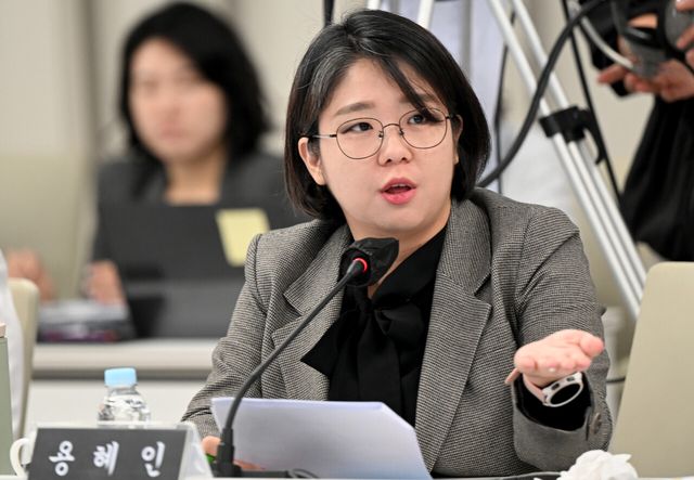 기본소득당 용혜인 의원이 지난 22일 오전 광주 서구 광주시청 3층 중회의실에서 열린 국회 행정안전위원회의 광주시 국정감사를 통해 질의하고 있다. [사진제공=뉴시스]