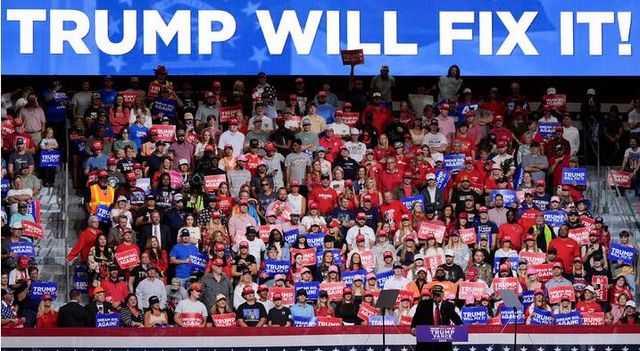 3일(현지시각) 미국 조지아주 메이컨 소재 아트리움 헬스 강당에서 공화당 도널드 트럼프 후보가 유세하고 있다.&nbsp;[사진출처=뉴시스]<br>