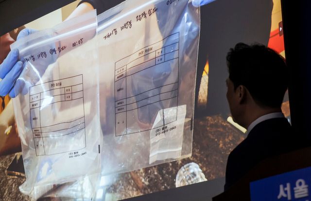 서울경찰청 강선봉 마약범죄수사2계장이 지난 10월 31일 서울 마포구 서울경찰청 광역수사단에서 진행된 유흥업소 엑스터시, 케타민 판매 실운영자 등 마약류 유통, 투약 사범 검거 관련 브리핑에서 검거 장면을 보여주고 있다. [사진제공=뉴시스]<br>