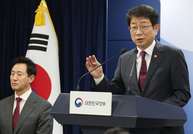 국토교통부 박상우 장관이 5일 울 종로구 정부서울청사에서 수도권 신규 공공택지 추진 계획을 브리핑하고 있다. [사진출처=뉴시스]