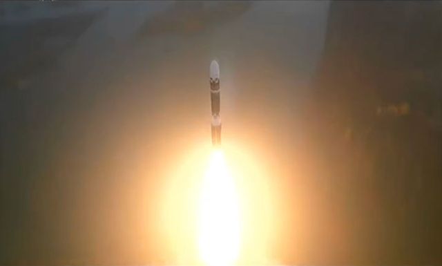 북한 조선중앙TV는 지난 1일 김정은 국무위원장이 신형 대륙간탄도미사일(ICBM) '화성포-19'형 시험발사를 직접 지도했다고 보도했다. [사진출처=뉴시스]<br>