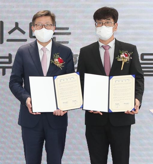 2021년 5월 박형준(왼쪽) 부산시장과 강신철 한국게임산업협회 회장이 부산 동구 부산역 유라시아 플랫폼에서 열린 지스타 업무협약식 및 게임콘셉트공간 개소식에서 업무협약을 하고 있다. [사진제공=뉴시스]