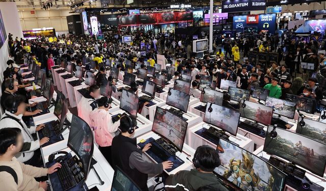 지난 2023년 지스타에서 관람객들이 신작 게임을 체험하고 있다. [사진출처=뉴시스]