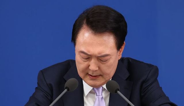 윤석열 대통령이 7일 서울 용산 대통령실 청사에서 열린 대국민담화 및 기자회견에서 기자들의 질문을 받고 있다.[사진출처=뉴시스]<br>