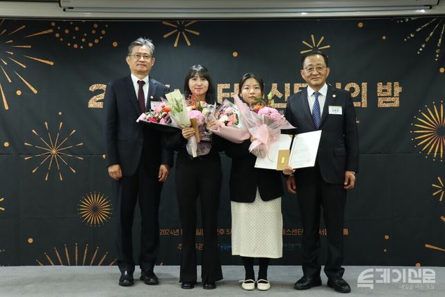 본보 박효령‧왕보경 기자가 7일 서울시 종로구 한국프레스센터에서 진행된 인터넷신문 언론윤리대상 시상식에서 기자 통합 부문 우수상을 받은 뒤, 기념사진을 촬영하고 있다. ⓒ투데이신문