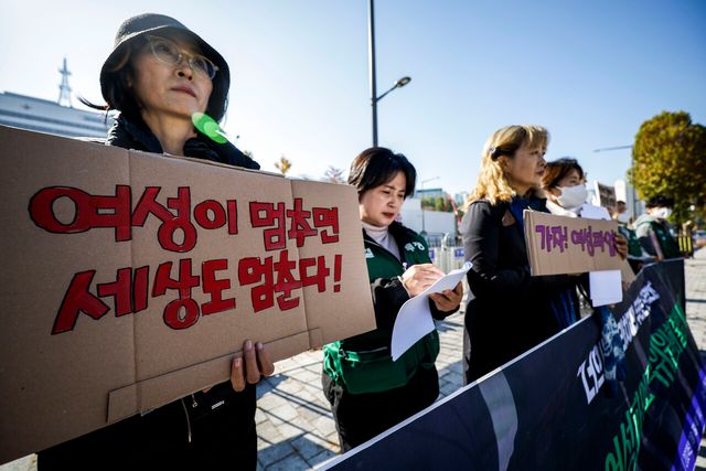 7일 서울 용산구 대통령실 앞에서 진행된 ‘2025년 3.8 여성파업 조직위원회 출범 기자회견’에서 여성노동인권단체 회원들이 참석해 있다. [사진제공=뉴시스]