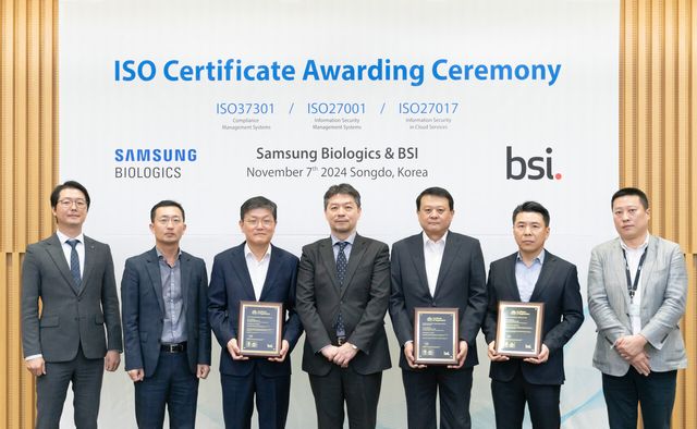 7일 인천 연수구 삼성바이오로직스 본사에서 열린 ISO 인증서 수여식에서 삼성바이오로직스 김동중(왼쪽 세번째부터) 경영지원센터장, BSI Korea 임성환 대표이사, 삼성바이오로직스 이규호 People센터장을 비롯한 관계자들이 기념촬영 하고 있다. [사진 제공=삼성바이오로직스]