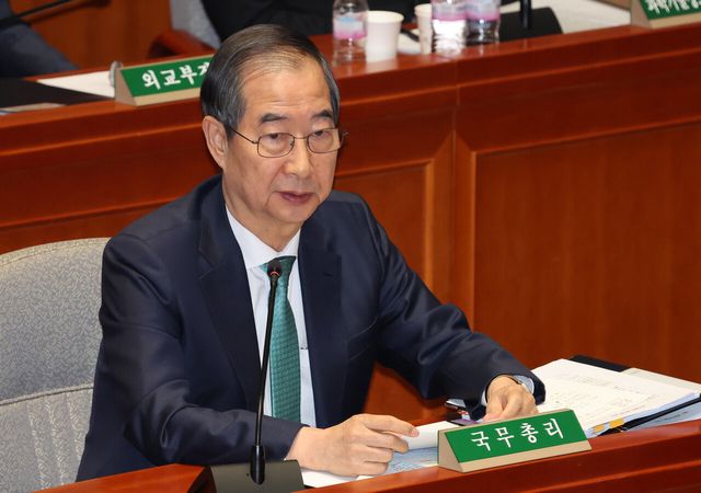 여야의정 협의체에 참여할 것으로 전망되는 한덕수 국무총리가 지난 7일 서울 여의도 국회에서 진행된 예산결산특별위원회 전체회의에 참석해 있다. [사진제공=뉴시스]